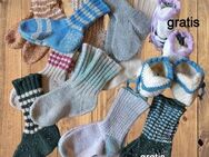 Konvolut gestrickter Kindersocken in verschiedenen Größen preiswert abzugeben + Gratissocken - Niederfischbach